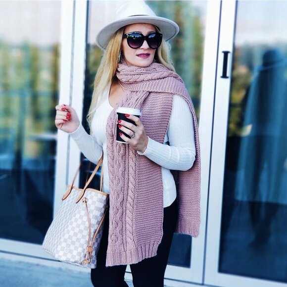 Blush Oversized Knitted scarf - Picture 5 of 6